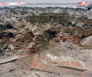 840405 Afbeelding van een archeologische opgraving in de Bijlhouwerstraat bij de Bijlhouwerbrug te Utrecht, waarbij ...